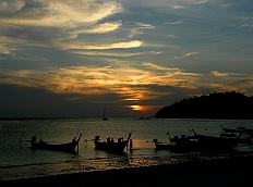 Západ slunce nad plážemi Ko Lanty je krásný